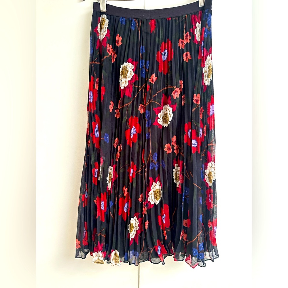 Plated flower skirt. FRENCH CONNECTION. O/S.